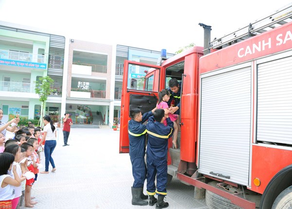 Các bé tham quan xe cứu hỏa.